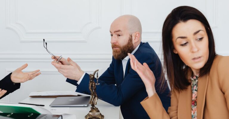Illustration de Concubinage : le piège financier après 20 ans de vie commune couple-financial-dispute