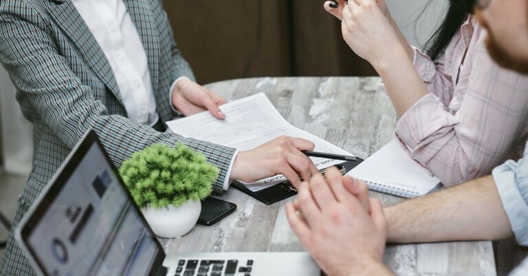 Illustration de Assurance-vie : le piège mortel pour votre succession couple-signing-contract