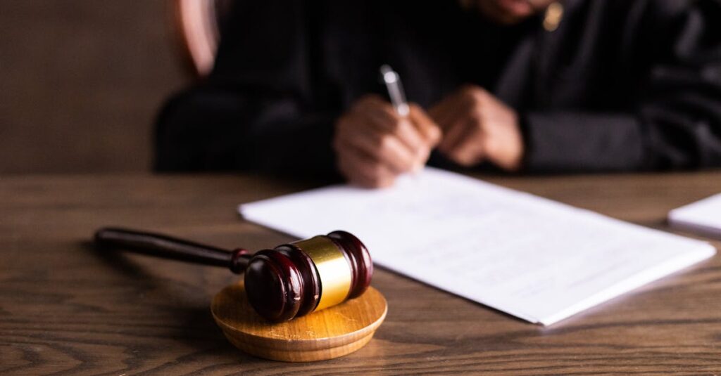 Illustration de Cavale de 27 ans : le "gang de Roubaix" refait surface, scandale à l'horizon courtroom-scene-trial