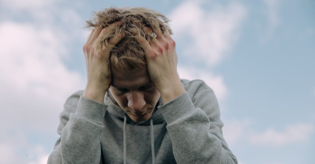 Illustration de Mal-être Jeunesse : L'Échec Tragique d'une Génération distressed-young-people