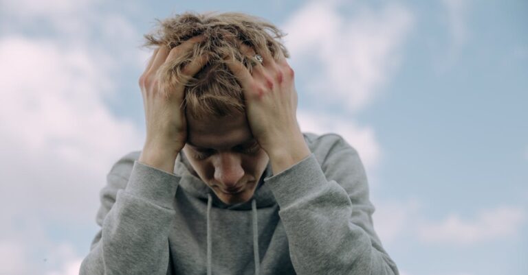 Illustration de Mal-être Jeunesse : L'Échec Tragique d'une Génération distressed-young-people
