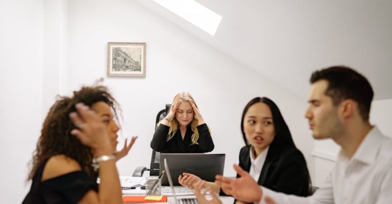 Illustration de Primes en entreprise : la transparence qui tue l'ambiance employee-discontent-office