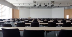Illustration de Désastre économique à Rueil-Malmaison : l'exode des entreprises dévaste le commerce local empty-office-building-3