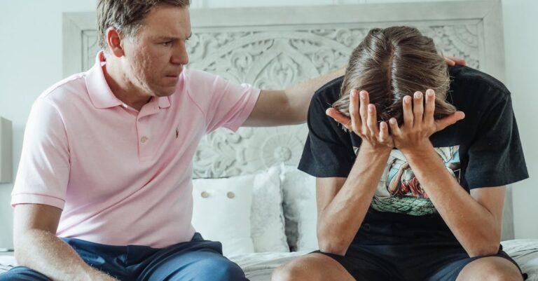 Illustration de Libéré, il découvre que sa famille a été anéantie à Gaza father-crying-war