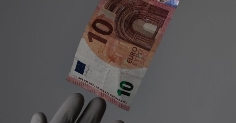 Illustration de Assurance-vie en euros : le piège qui se referme financial-crisis-euro