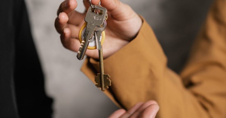 Illustration de Immobilier : le coup de massue des frais de notaire 2025 home-buyer-struggle