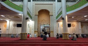 Illustration de Imam sous-payé : la réalité scandaleuse des ministres du culte en France imam-mosque-financial-struggle