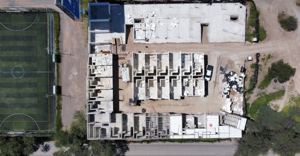 Illustration de Exploitation des migrants : le scandale bien réel migrant-construction-site