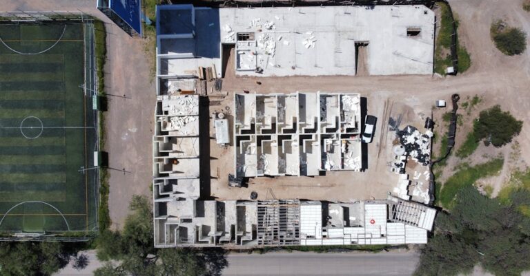 Illustration de Exploitation des migrants : le scandale bien réel migrant-construction-site