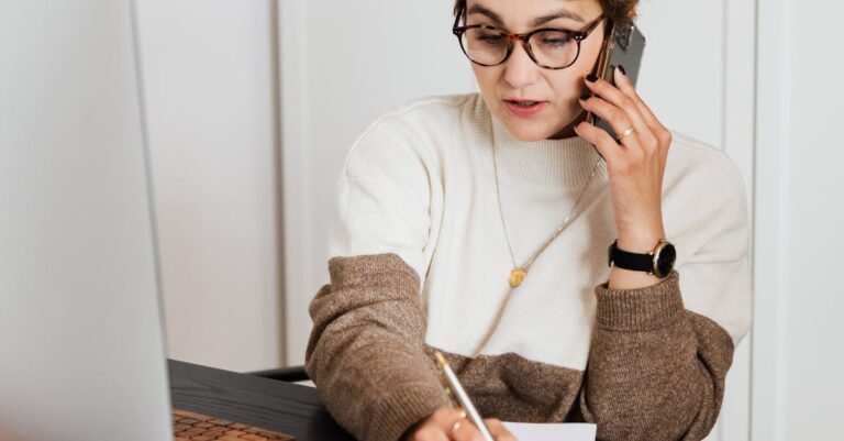 Illustration de Smartphone au travail : la productivité en chute libre, alerte choc office-worker-distracted-phone