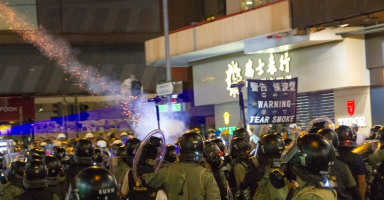 Illustration de Chaos en Saône-et-Loire : Gendarmes blessés et interpellations après une rave sauvage riot-police-confrontation-2