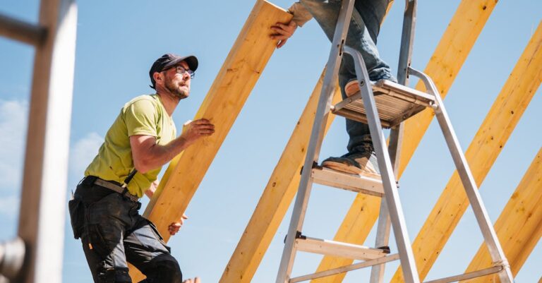 Illustration de Catastrophe en copropriété : un syndic ruine des propriétaires ! roof-renovation-negligence
