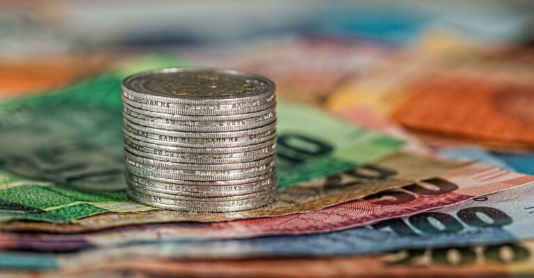 Illustration de L'argent liquide, ce dinosaure qui refuse de mourir stack-of-money-euros