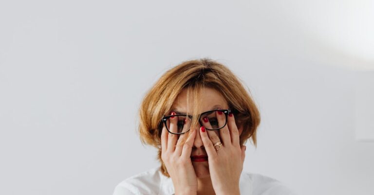 Illustration de Travail toxique : la descente aux enfers des employés "cassés" stressed-employee-office