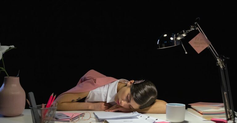 Illustration de Salariés sous pression : le surmenage, nouvelle norme française ? stressed-employee-overwork-office
