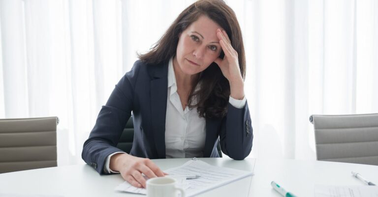Illustration de DRH sous pression : chaos et faillites du management moderne stressed-human-resources-manager