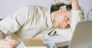 Illustration de Le mythe de l'équilibre travail-vie privée en Europe stressed-office-worker-3