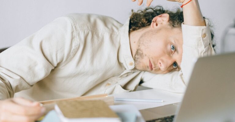 Illustration de Le mythe de l'équilibre travail-vie privée en Europe stressed-office-worker-3