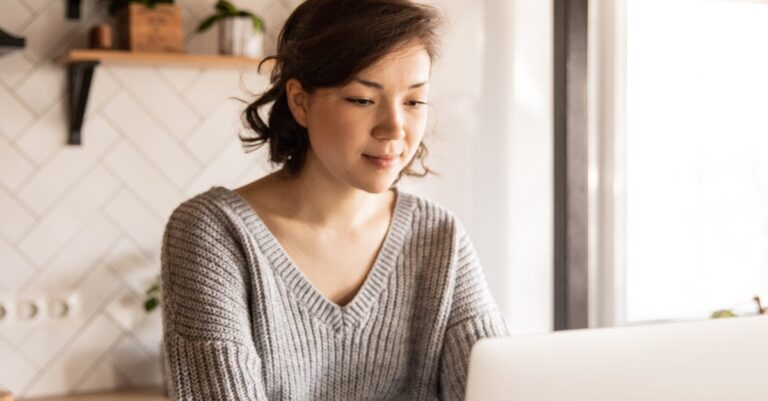 Illustration de Alternance : le cauchemar des étudiants face à l'effondrement du marché stressed-student-job-search