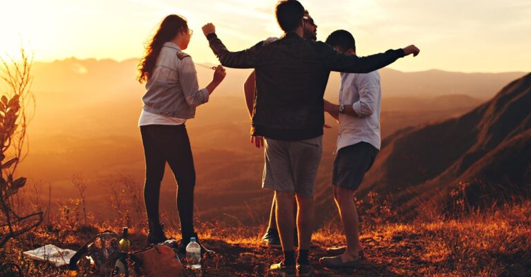 Illustration de La punition en plein air: une fausse bonne idée pour les élèves ? students-hiking-punishment