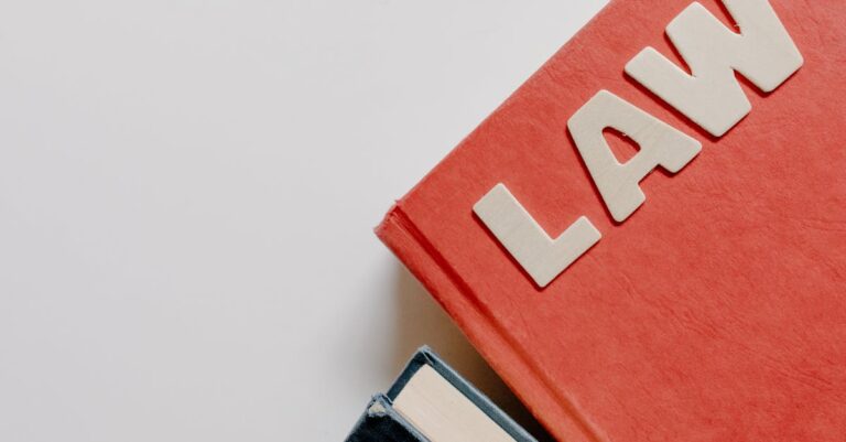 Illustration de Junior-Entreprises : 25 000 étudiants sous la menace juridique students-legal-risks
