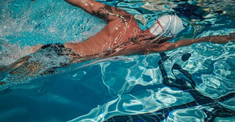 Illustration de Léon Marchand: Un Retour Douteux Après l'Euphorie Olympique swimmer-in-water