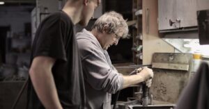 Illustration de Catastrophe au travail : la France sacrifie sa jeunesse teenage-apprentice-death
