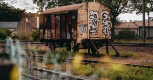 Illustration de Chaos ferroviaire : la vulnérabilité du réseau français exposée train-tracks-vandalism