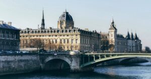 Illustration de Sondages de l'Élysée : Guéant échappe de peu à la prison ferme French-courthouse-scandal