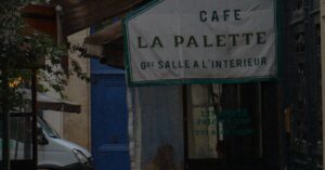 Illustration de Bardella en tournée : calcul politique ou naufrage économique ? Jordan-Bardella-book-signing-rain