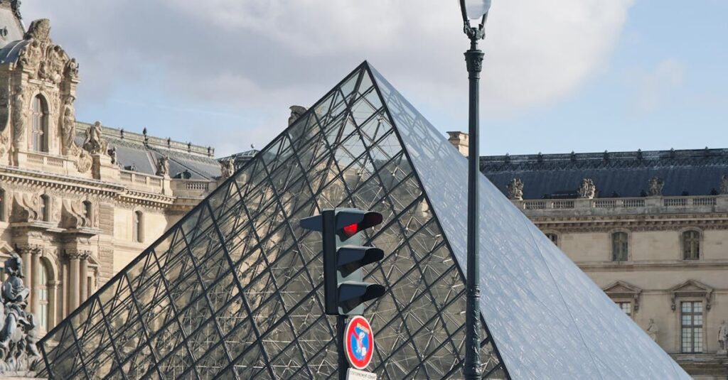 Louvre-museum-security-failure-1
