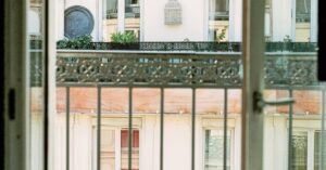 Illustration de Syndics : une arnaque légalisée pour les copropriétaires ? Paris-apartment-building-conflict