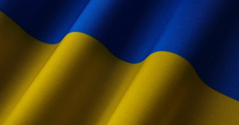 Illustration de La trahison de l'Ukraine : un plan américain scandaleux Ukrainian-flag-surrender