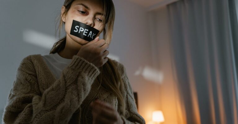 Illustration de Zelensky rejette le plan de paix : l'Ukraine au bord du gouffre Zelensky-conflict-speech