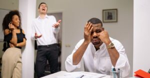 Illustration de Medef : la fronde qui secoue le gouvernement angry-business-meeting