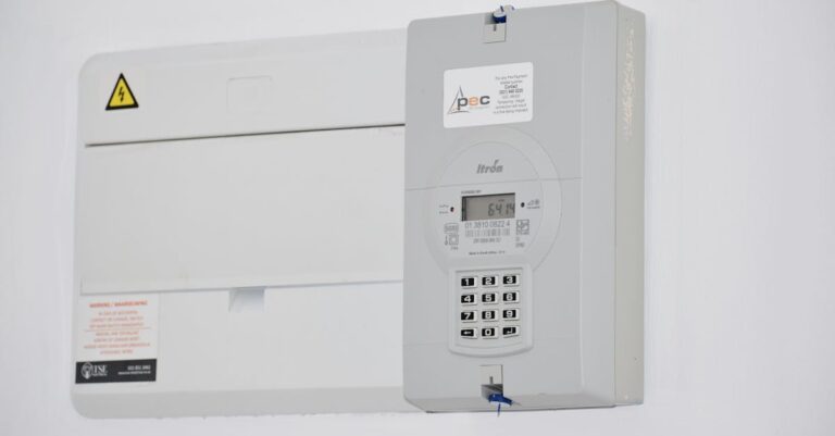 Illustration de Choc sur le budget : les nouvelles heures creuses et les frais bancaires explosent ! electricity-meter-household