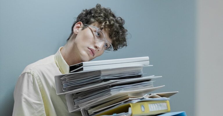 employee-struggling-office