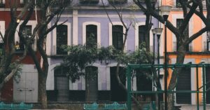 Illustration de Commerce de centre-ville : un déclin inévitable face aux géants chinois ? empty-city-center-street