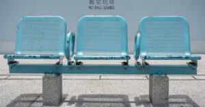 Illustration de Municipales : une campagne fantôme menace la démocratie locale empty-municipal-campaign