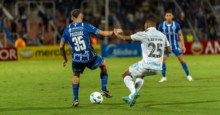 football-players-struggle