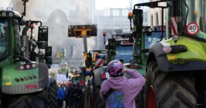 Illustration de Macron trahit les agriculteurs sur l'accord Mercosur macron-farmers-protest