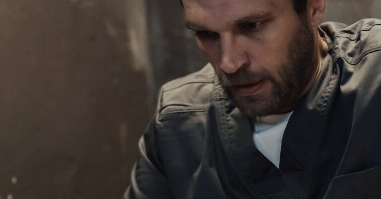 Illustration de L'écrivain Boualem Sansal brise le silence : un retour amer à la liberté man-reflecting-on-prison