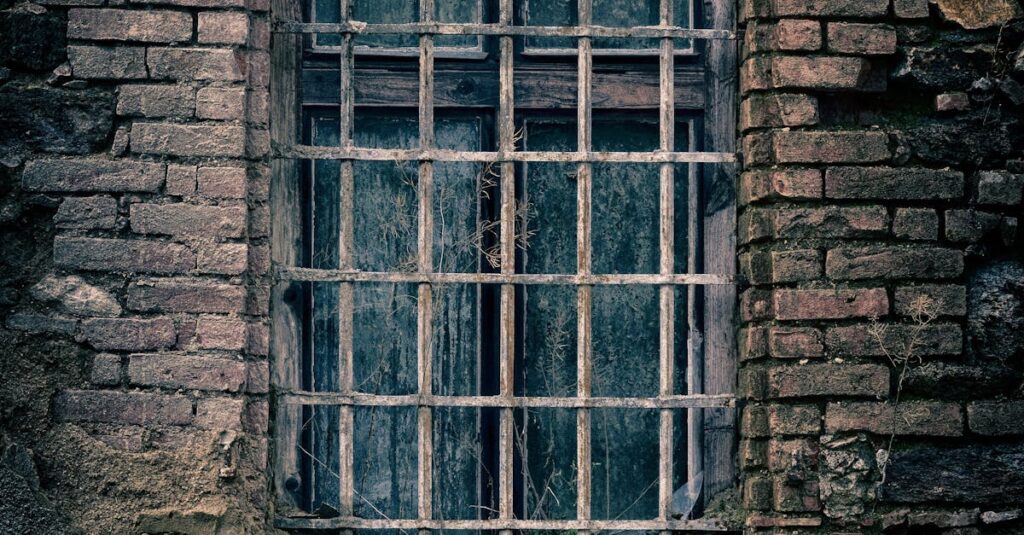 Illustration de Scandale en prison : Salah Abdeslam pris en faute, l'administration dépassée prison-security-failure