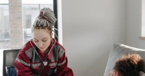 Illustration de Arrêts de travail : les députés imposent un plafond contesté sick-person-consultation-doctor