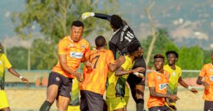 Illustration de OM en tête, Monaco s'effondre: un chaos en Ligue 1 soccer-players-fighting