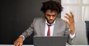 Illustration de Entrepreneuriat : le revers brutal du rêve illusoire struggling-entrepreneur-desk