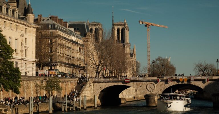 Notre-Dame-Paris-crowded