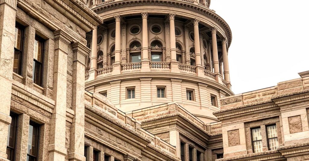 Illustration de La Cour Suprême Valide une Carte Électorale Controversée au Texas Texas-Capitol-building-election