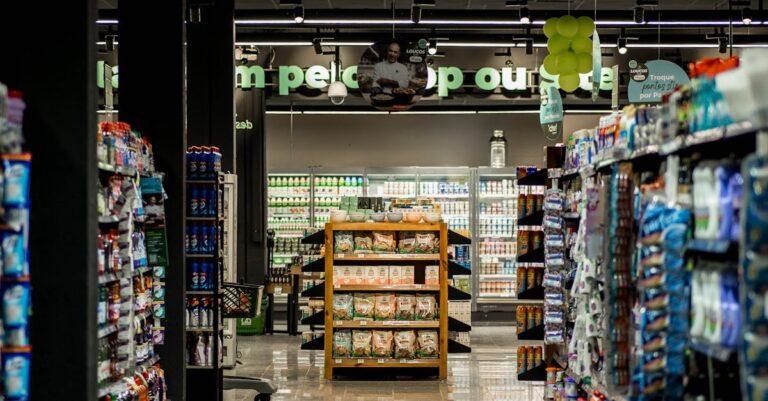 Illustration de E.Leclerc : La déflation, un mirage dangereux pour 2025 ? empty-grocery-shelves-inflation