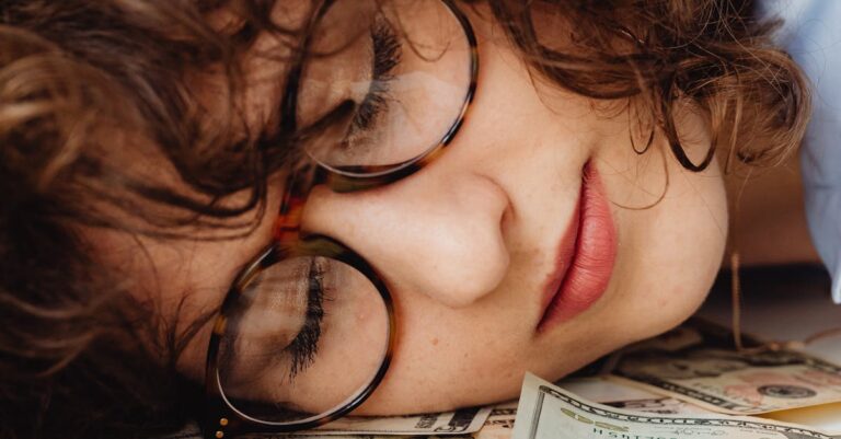 Illustration de Comptes courants rémunérés : l'arnaque silencieuse des banques françaises money-sleeping-bank